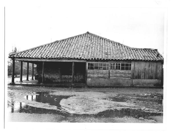 [Casa de adobe de campo, en un día de lluvia]