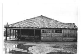 [Casa de adobe de campo, en un día de lluvia]