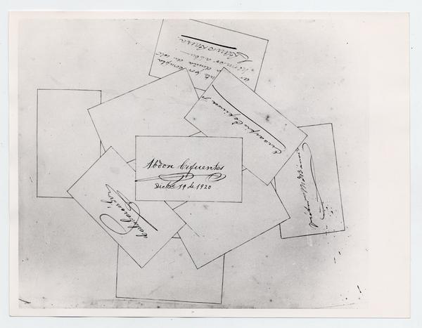 [Serie de firmas y manuscritos en hojas de personajes como : Abdón Cifuentes, Eucarpio Espinosa, Carlos Garcés]