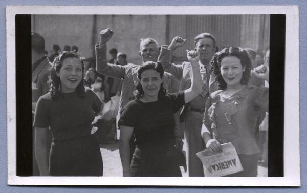 [Mujeres aragonesas del "Winnipeg" desembarcando en Valparaíso]