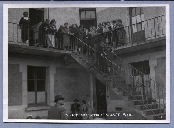 [Refugiadas españolas en baranda de un segundo piso, otras bajando por escalas exteriores, en campo refugiados de Dammarie, Francia]