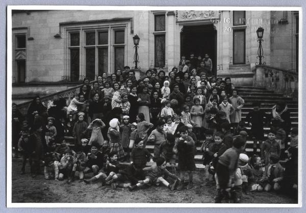 [Niños refugiados españoles en la entrada del Castillo de la Brosse, Francia]