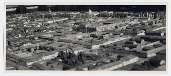 [Maqueta : vista panorámica de la ciudad de Santiago, se divisan edificios, destacando la Casa de la Moneda]