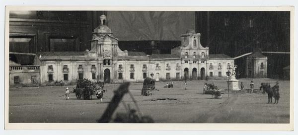 [Maqueta : vista de una plaza con edificios y carruajes de la ciudad de Santiago]