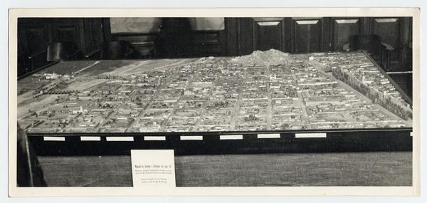 [Maqueta : vista panorámica de la ciudad de Santiago]