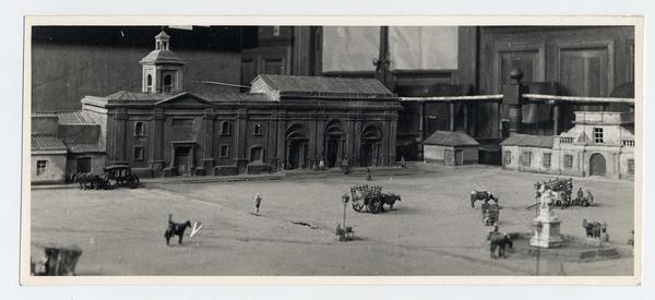 [Maqueta : vista de una plaza con edificios y carruajes de la ciudad de Santiago]