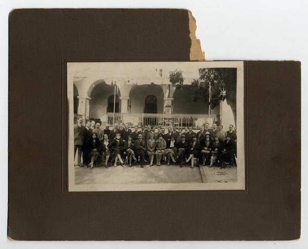 [Reunión social en el Cerro Santa Lucía, se destacan : Guillermo Feliú Cruz, A. Castro Pastene, Elvira Solezzi, Ofelia Allende, Clementina Santibañez, Tomás Thayer Ojeda, E. Aldunate Larraín, Manuel Cruzat Vera, entre otros]