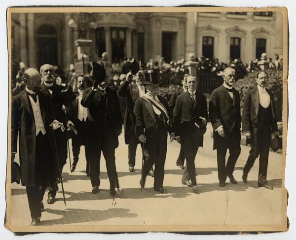 [Cambio de mando, al centro el Presidente Ramón Barros Luco, caminando, antes de entregar la Presidencia]