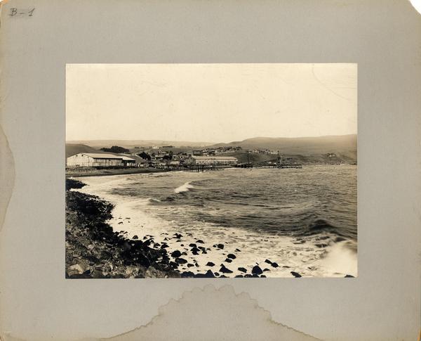 [Vista de la playa y del embarcadero]