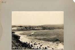 [Vista de la playa y del embarcadero]