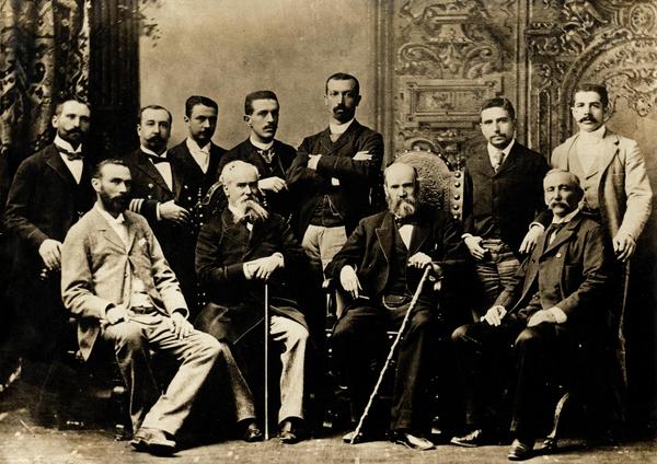 [Comisión chileno-argentina de límites de 1890: Sentados al centro, los presidentes de la Comisión, Diego Barros Arana (Chile) y Octavio Picó (Argentina)].