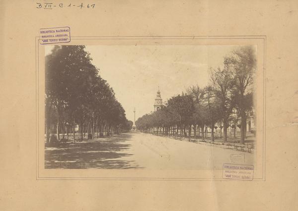 [Alameda de las Delicias: al fondo, se observa la torre de la Iglesia de San Francisco y el obelisco que recuerda la Primera Junta de Gobierno 1810 (hoy desaparecido)]