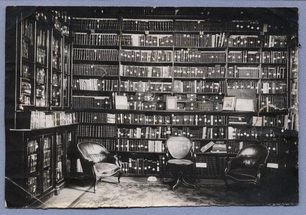 [Biblioteca y mobiliario, casa de don Valentín Letelier]