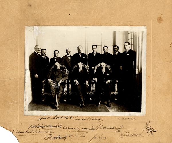 Junta de Gobierno y su Ministerio (27 de enero-20 de marzo de 1925). Sentados: al centro, el Presidente de la Junta, Emilio Bello Codesido; el General Pedro Pablo Dartnell; y el Almirante Carlos Ward. De pie, de izquierda a derecha: los Ministros Claudio Vicuña S., Agricultura; Almirante Braulio Bahamonde, Marina; Valentín Magallanes, Hacienda; Jorge Matte, Relaciones Exteriores; Armando Jaramillo, Interior; José Maza, Justicia; Comandante Carlos...