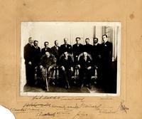 Junta de Gobierno y su Ministerio (27 de enero-20 de marzo de 1925). Sentados: al centro, el Presidente de la Junta, Emilio Bello Codesido; el General Pedro Pablo Dartnell; y el Almirante Carlos Ward. De pie, de izquierda a derecha: los Ministros Claudio Vicuña S., Agricultura; Almirante Braulio Bahamonde, Marina; Valentín Magallanes, Hacienda; Jorge Matte, Relaciones Exteriores; Armando Jaramillo, Interior; José Maza, Justicia; Comandante Carlos... Junta de Gobierno y su Ministerio (27 de enero-20 de marzo de 1925). Sentados: al centro, el Presidente de la Junta, Emilio Bello Codesido; el General Pedro Pablo Dartnell; y el Almirante Carlos Ward. De pie, de izquierda a derecha: los Ministros Claudio Vicuña S., Agricultura; Almirante Braulio Bahamonde, Marina; Valentín Magallanes, Hacienda; Jorge Matte, Relaciones Exteriores; Armando Jaramillo, Interior; José Maza, Justicia; Comandante Carlos...