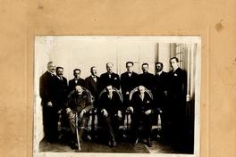 Junta de Gobierno y su Ministerio (27 de enero-20 de marzo de 1925). Sentados: al centro, el Presidente de la Junta, Emilio Bello Codesido; el General Pedro Pablo Dartnell; y el Almirante Carlos Ward. De pie, de izquierda a derecha: los Ministros Claudio Vicuña S., Agricultura; Almirante Braulio Bahamonde, Marina; Valentín Magallanes, Hacienda; Jorge Matte, Relaciones Exteriores; Armando Jaramillo, Interior; José Maza, Justicia; Comandante Carlos... Junta de Gobierno y su Ministerio (27 de enero-20 de marzo de 1925). Sentados: al centro, el Presidente de la Junta, Emilio Bello Codesido; el General Pedro Pablo Dartnell; y el Almirante Carlos Ward. De pie, de izquierda a derecha: los Ministros Claudio Vicuña S., Agricultura; Almirante Braulio Bahamonde, Marina; Valentín Magallanes, Hacienda; Jorge Matte, Relaciones Exteriores; Armando Jaramillo, Interior; José Maza, Justicia; Comandante Carlos...