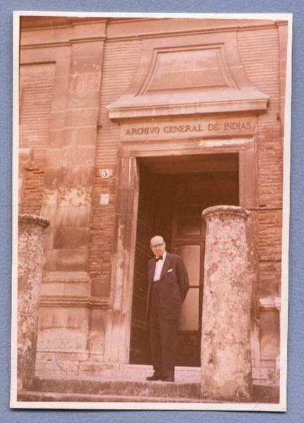 Guillermo Feliú Cruz, en la entrada del Archivo General de Indias