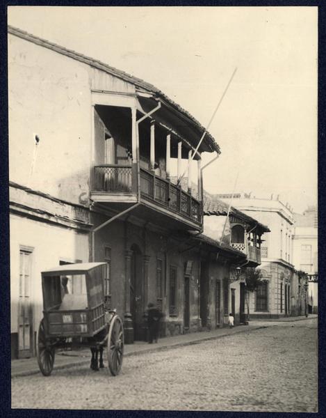 [Casa colonial con calle empedrada]