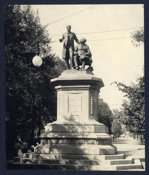 [Monumento a los hermanos Amunátegui]