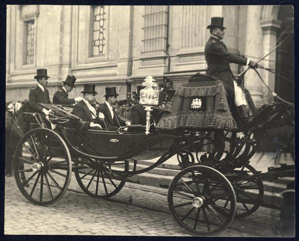 Presidente Germán Riesco Errázuriz llegando a la Catedral de Santiago]