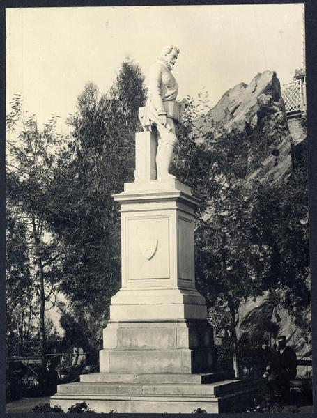 [Estatua de Pedro de Valdivia]