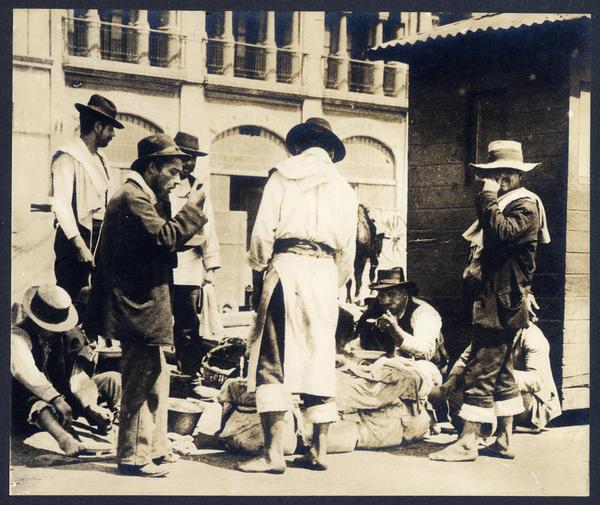 [Carretoneros almorzando en la calle]