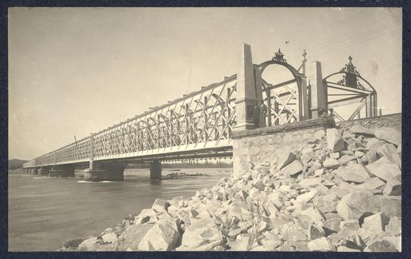 [Puente sobre el Río Maule]