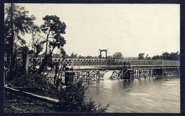 [Puente sobre el Río Toltén]