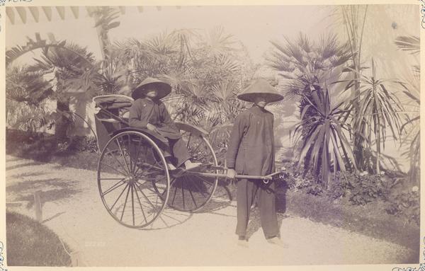 [Album de la Exposición Universal de París de 1889 : Conductor de un carrito de dos ruedas (rickshaw), transporta un pasajero]