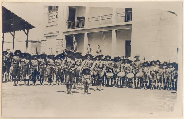 [Desfile de niños scouts, Escuela modelo brigada "Luis Arteaga", Arica, vistos de frente]