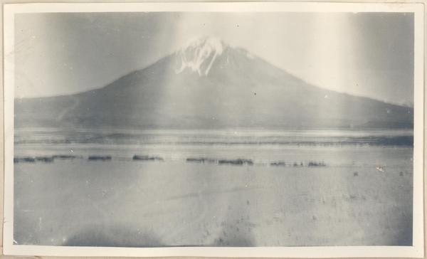 [Vista de un volcán no identificado]