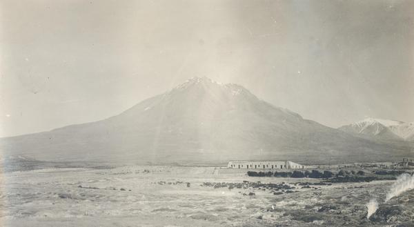 [Vista de un volcán no identificado]