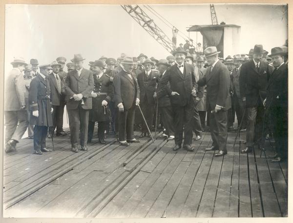 [El delegado chileno, Pershing y demás autoridades esperan en el muelle a los delegados peruanos]