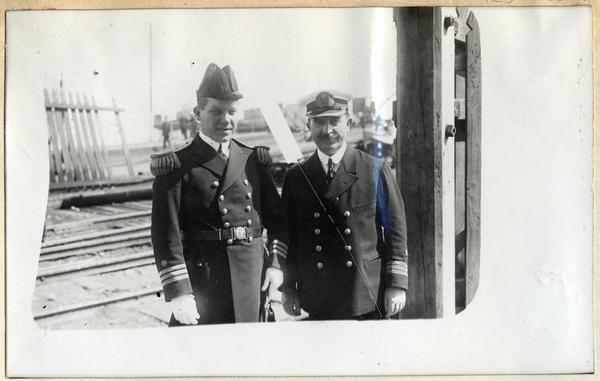 [El comandante del "Ucayali" Sr. Mercado, visita al capitán del Puerto de Arica S. A. del Solar]