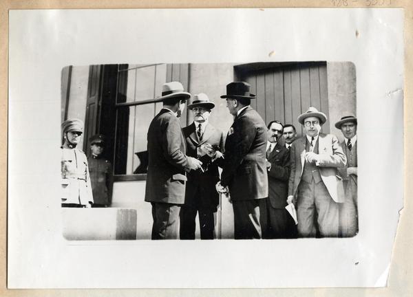 [Agustín Edwards, Pershing y Freyre y Santander, conversando a la salida de una reunión]