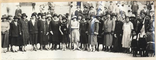 [Directorio de la Asociación de Mujeres Nativas durante un desfile patriótico en Arica]