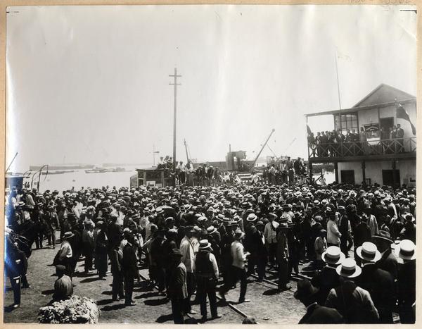 [Manifestación no identificada en el norte de Chile, en lo alto un estándarte de la Sociedad de Socorros Mutuos]