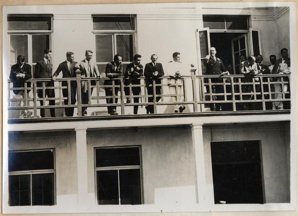 [Grupo de personas no identificadas en el balcón de un edificio y, escuchando un discurso de Agustín Edwards]