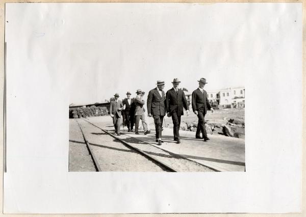 [Agustín Edwards, Pershing y Lassiter en dirección al muelle en donde se embarcó Pershing de regreso a A E. U.]