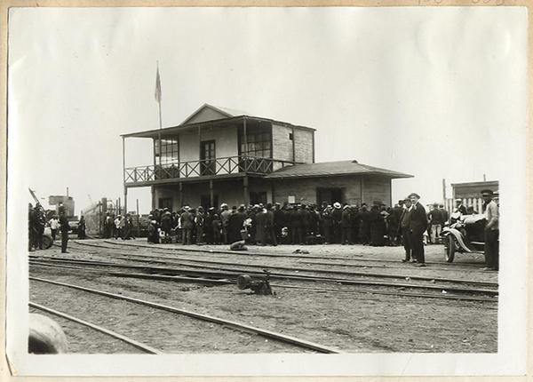 [Regreso voluntario de peruanos al norte, en un terminal de trenes]