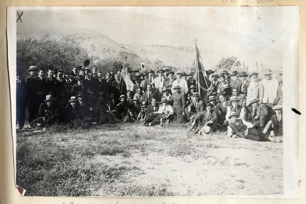 [Los estándartes de la Asociación de Nativos de Arica y Sociedad Chilena de Socorros Mutuos y sus miembros en el almuerzo campestre ofrecido por la Asociación de Nativos por motivo de la bendición de su estándarte]