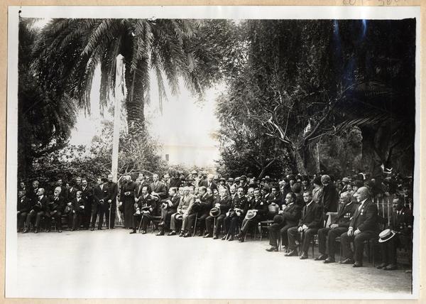 [Asistentes a la conmemoración del 7 de junio, Toma del Morro de Arica, sentados en primera fila Agustín Edwards y Luis Arteaga]