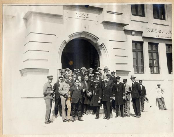 [Autoridades que asistieron a la inauguración del nuevo local del Resguardo de Aduana y Gobernación Marítima, Arica, fuera del edificio]