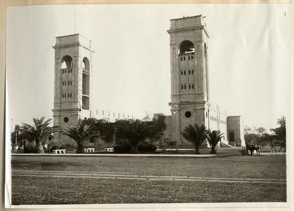 [Calle y Plaza con edificio, Tacna, Perú]