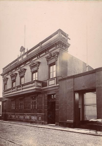 [Calle con edificio y escudo de Chile no identificado]