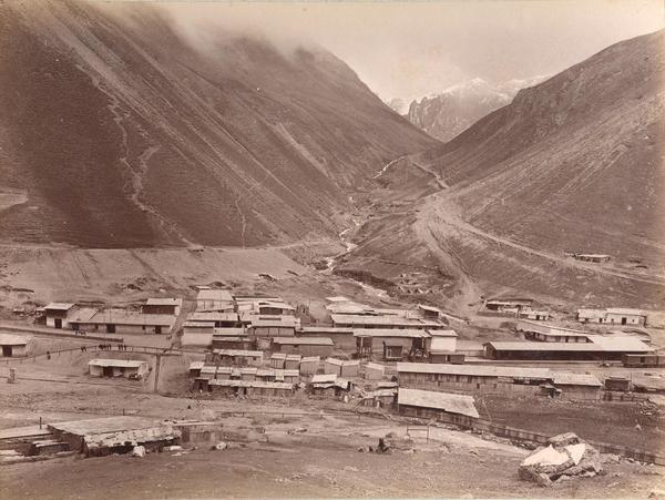 [Vista de cordillera y pueblo no identificado]