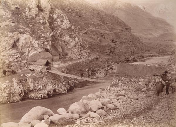 [Río y puente para llegar al Hotel Oroya]