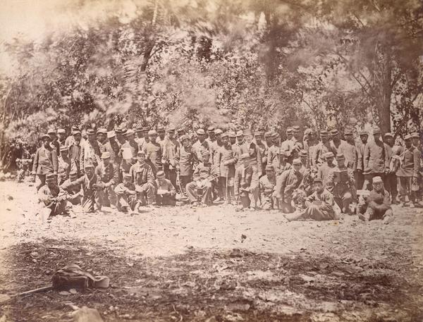 [Militares: grupo posando para la fotografía, en un bosque]