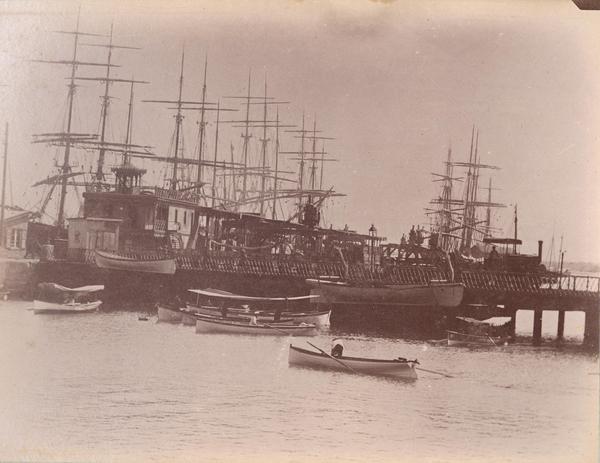 [Barcos y botes en muelle]