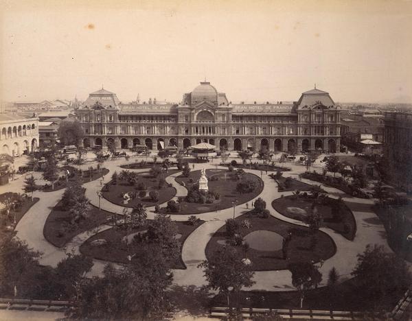 [Panorámica de la Plaza de Armas de Santiago, de fondo los edificios del Gran Hotel de Francia y el Hotel Milán]